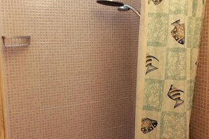Dusj, hårføner, bidé og håndklær