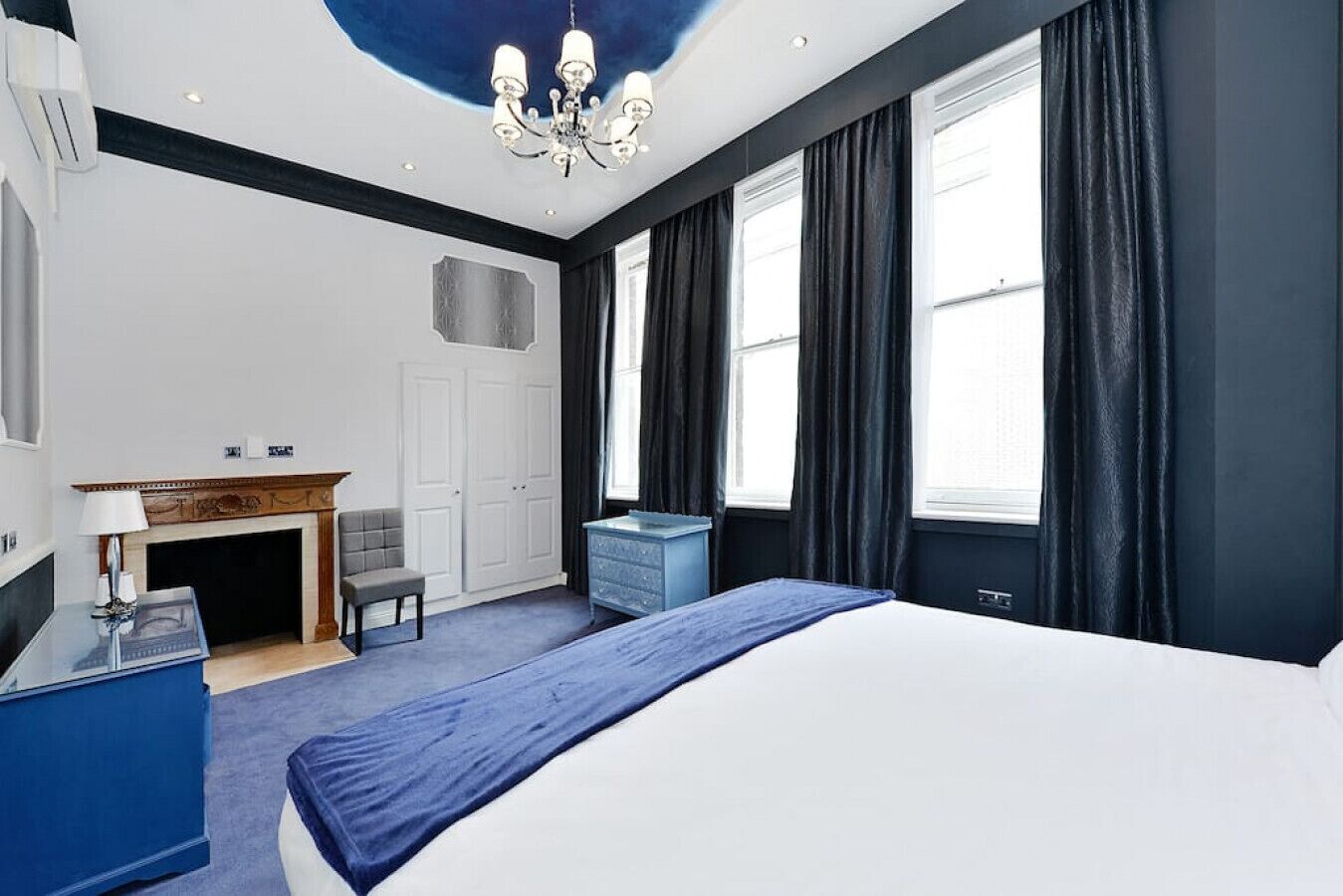 1 غرفة نوم ومكتب ومكواة/لوح كي وسرير سفر