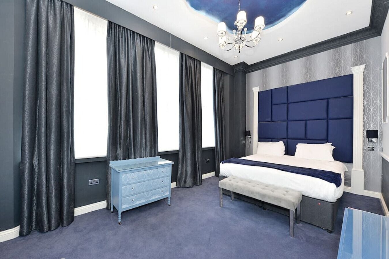 1 chambre, bureau, fer et planche à repasser, lit parapluie