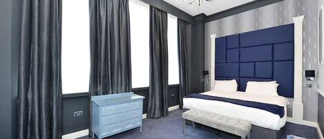 1 soverom, skrivebord, strykejern/-brett og reiseseng for barn