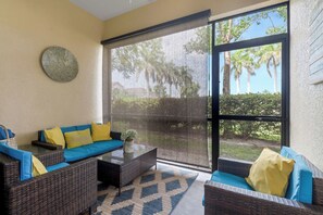 Smart-TV, Kamin, Arbeitsbereiche