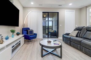 Smart-TV, Kamin, Arbeitsbereiche