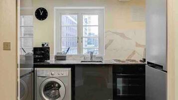 Kjøleskap, mikrobølgeovn, ovn og kokeplater