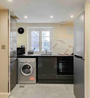 Réfrigérateur, micro-ondes, four, plaque de cuisson