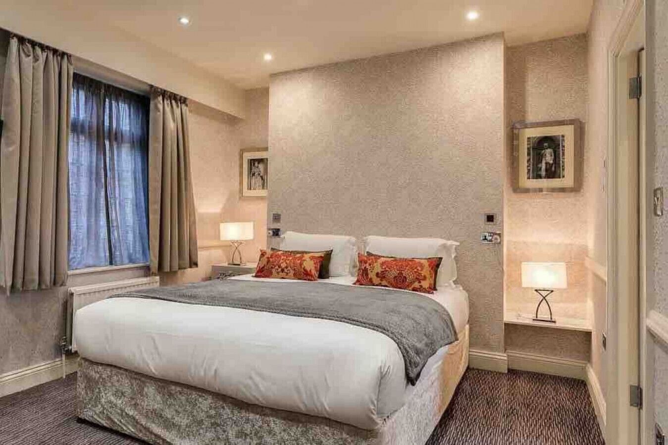 2 soverom, skrivebord, strykejern/-brett og reiseseng for barn