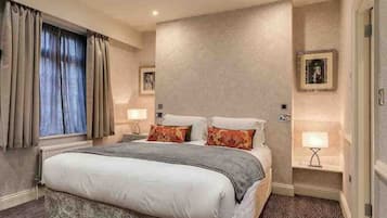 2 bedrooms, desk, iron/ironing board, travel crib