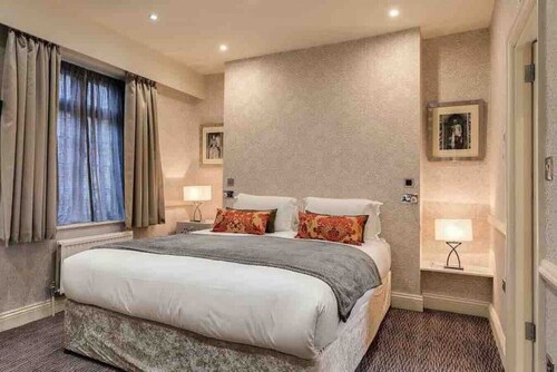 2 Bed/2 Bath Luxury Entire Flat, Sky TV, Air Con