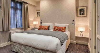 2 Bed/2 Bath Luxury Entire Flat, Sky TV, Air Con