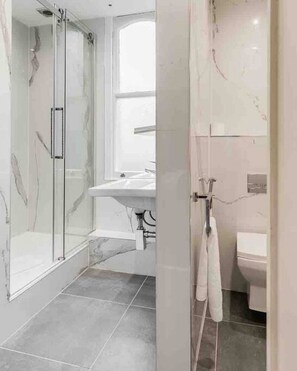 Hårføner og håndklær