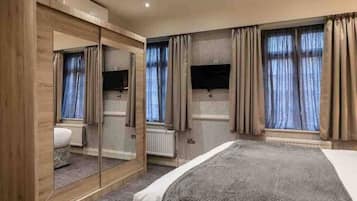 2 quartos, escrivaninha, ferros/tábuas de passar roupa, berço de viagem