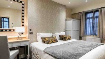 2 bedrooms, desk, iron/ironing board, travel crib