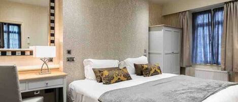 2 habitaciones, escritorio y tabla de planchar con plancha