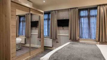 2 camere, una scrivania, ferro/asse da stiro, culla da viaggio