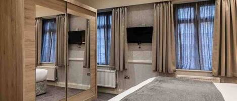 2 soveværelser, skrivebord, strygejern/strygebræt, weekendseng