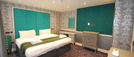 3 slaapkamers, een bureau, een strijkplank/strijkijzer, reisbedje