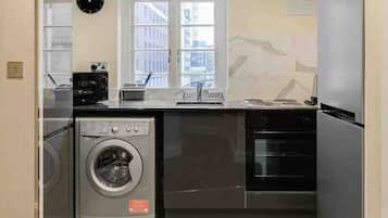 Geladeira, micro-ondas, fogão, cooktop