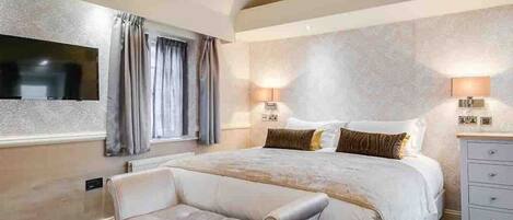 2 bedrooms, desk, iron/ironing board, travel crib