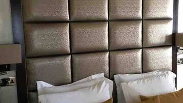 2 makuuhuonetta, työpöytä, silitysrauta/-lauta, vauvan matkasänky