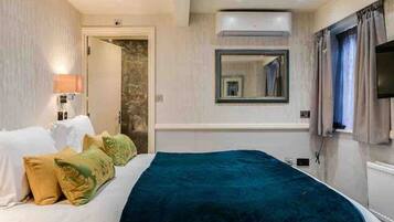 2 bedrooms, desk, iron/ironing board, travel crib