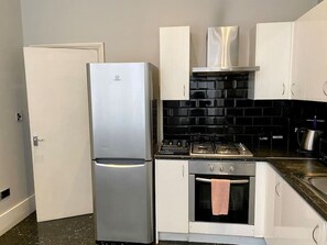 冰箱、微波炉、烤箱、炉灶