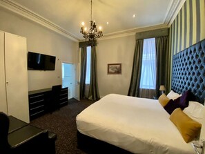 2 bedrooms, desk, iron/ironing board, travel crib - 2 Bed/2 Bath Large Flat, Ground Floor, Sky TV, AC (Greater London)