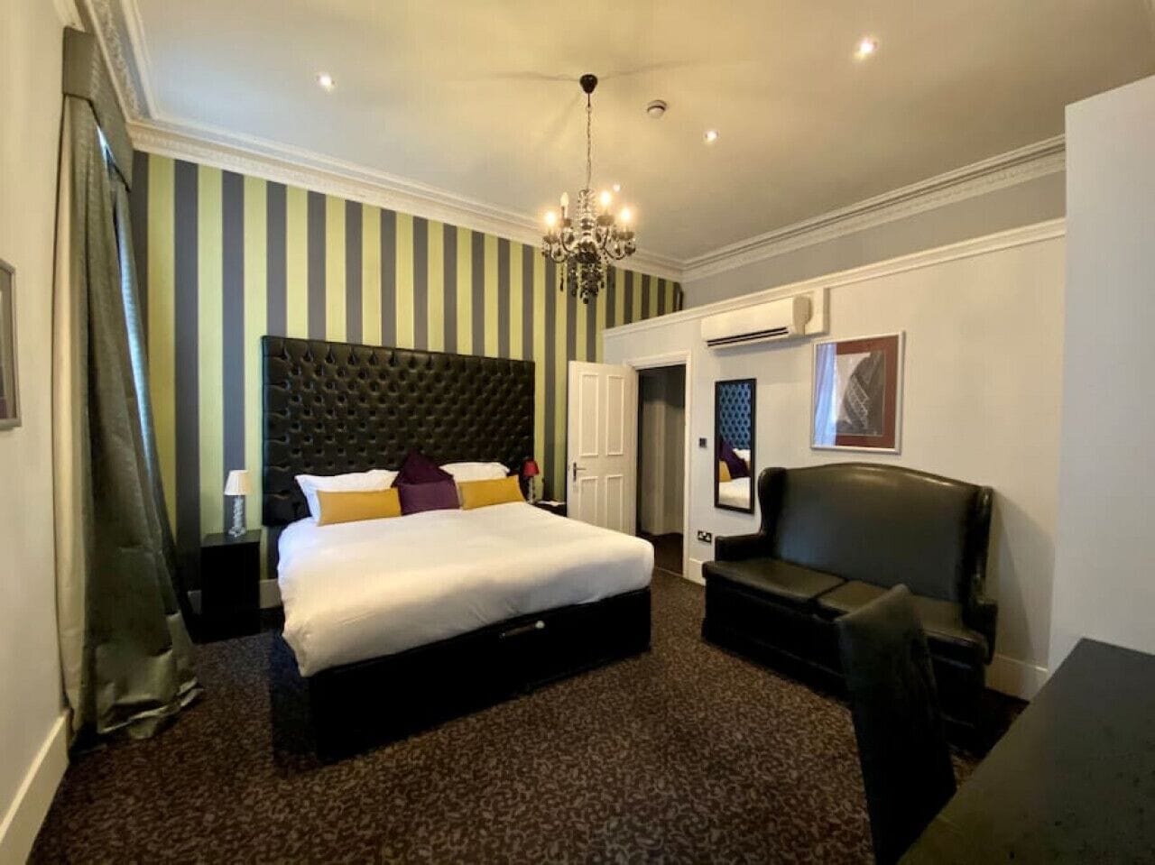 2 makuuhuonetta, työpöytä, silitysrauta/-lauta, vauvan matkasänky