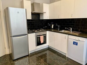 Frigorífico, microondas, horno y placa de cocina