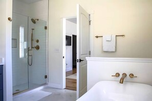 Bathtub, hair dryer, towels - New Pool, Hot Tub, Short Walk To Beach (Union Pier)