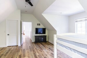 4 bedrooms, desk, iron/ironing board, travel cot - New Pool, Hot Tub, Short Walk To Beach (Union Pier)