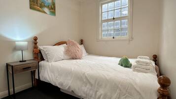 3 habitaciones, tabla de planchar con plancha, cuna de viaje y wifi