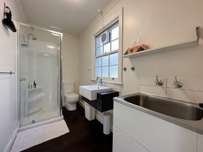 Shower, hair dryer, towels, shampoo - Hobart Cityscape Home – 3-Bed Oasis (Hobart)