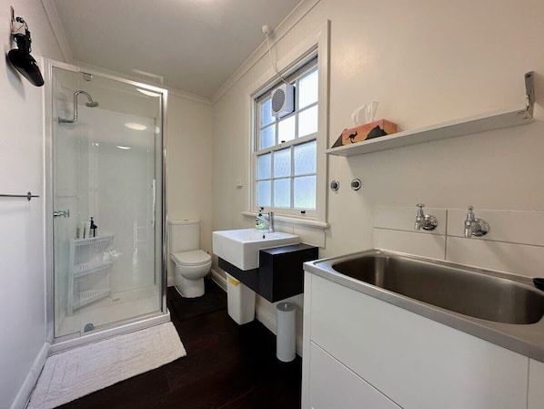 Shower, hair dryer, towels, shampoo - Hobart Cityscape Home – 3-Bed Oasis (Hobart)