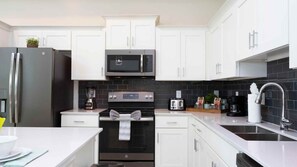 Refrigerador, microondas, horno y parrilla de estufa 