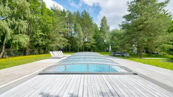 Seasonal outdoor pool, pool loungers
