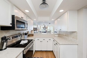 Fridge, microwave, oven, stovetop - Ocean`s Edge at White Surf (Daytona Beach)
