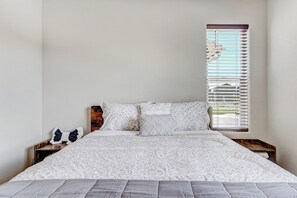 2 bedrooms, desk, iron/ironing board, free WiFi - The Peakside Retreat | Elliptical | Desk (Colorado Springs)
