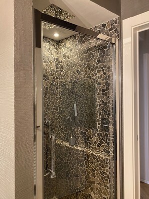 Dusche, Haartrockner, Bidet, Handtücher
