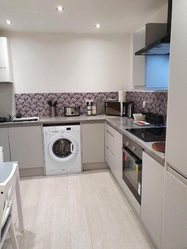 Mikrowelle, Ofen, Kochgeschirr/Geschirr/Besteck, Gewürze