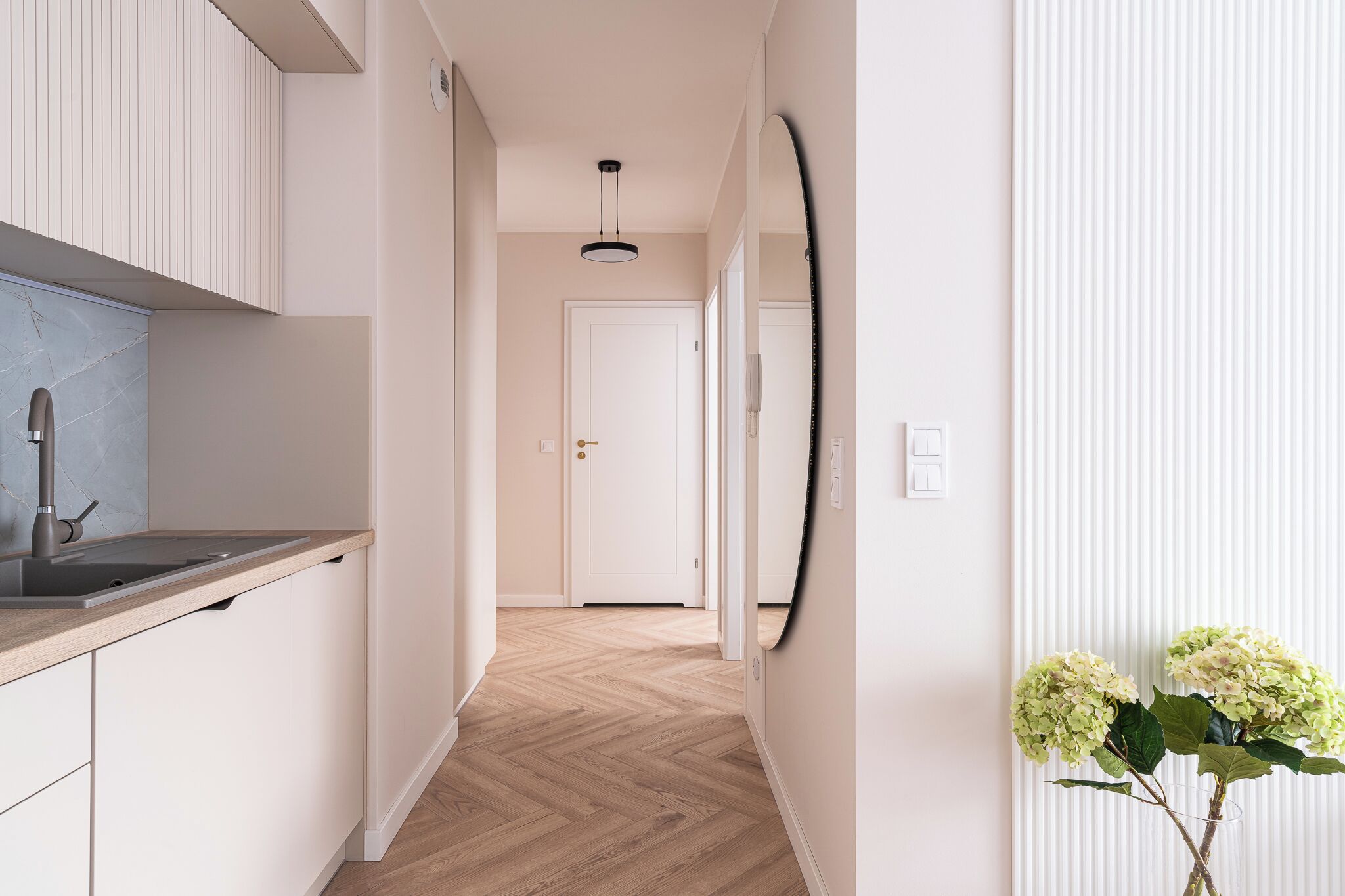 Deluxe Apartment | Living area | 37-inch flat-screen TV with satellite channels