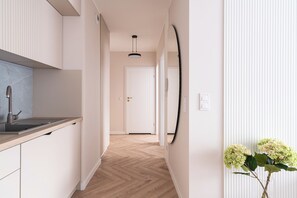 Departamento Deluxe | Área de sala de estar | Televisión de pantalla plana de 37 pulgadas con canales vía satélite