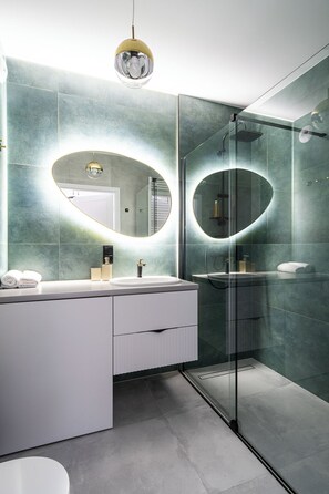 Departamento Deluxe | Baño | Secadora de cabello, toallas, jabón, shampoo 