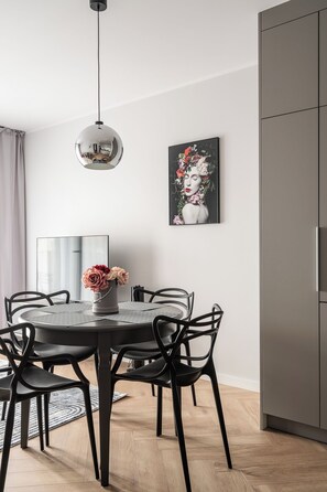 Comfort-Apartment | Essbereich im Zimmer