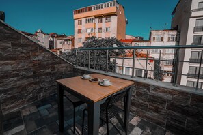 City Apartment | Balcony - Neva Residence (Istanbul)