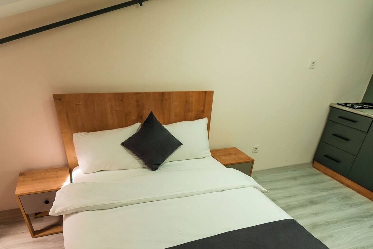 خزنة داخل الغرفة ومكتب ومساحة عمل للكمبيوتر المحمول وستائر تعتيم