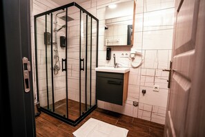Appartamento City | Bagno | Doccia, soffione a pioggia, set di cortesia gratuito, asciugacapelli