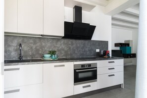 冷蔵庫、電子レンジ、オーブン、コンロ