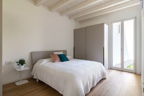 2 slaapkamers, een strijkplank/strijkijzer, gratis wifi, beddengoed
