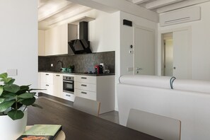 冷蔵庫、電子レンジ、オーブン、コンロ