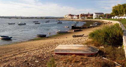 Apartment by the river in Seixal bay. 4pax. Bicycles are available.