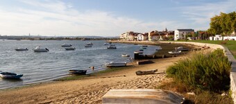Apartment by the river in Seixal bay. 4pax. Bicycles are available.